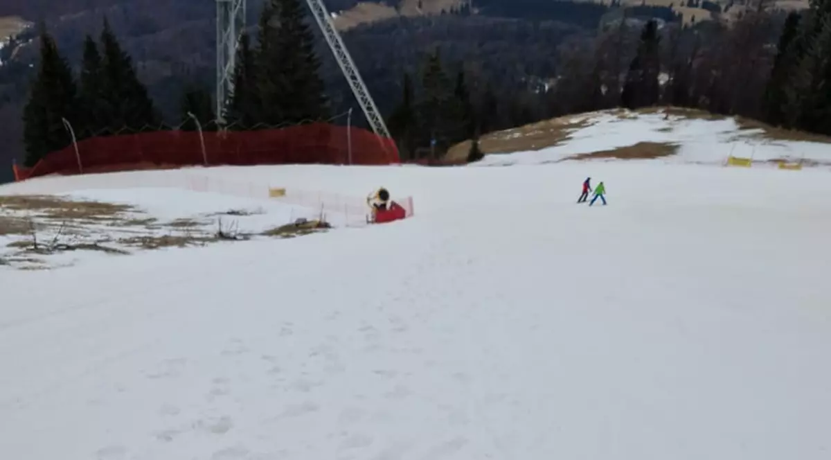 Turiştii din Poiana Braşov, rugaţi să nu mai coboare în bocanci pe pârtie: Poate duce la accidentarea schiorilor