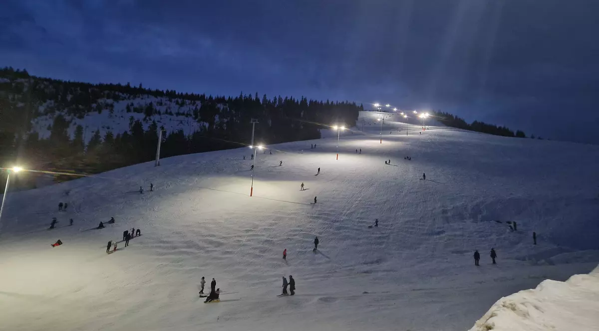 Turiști blocați în telescaun, timp de 90 de minute, pe pârtia Prislop. Salvamontiștii le-au aruncat pături și sticle cu ceai