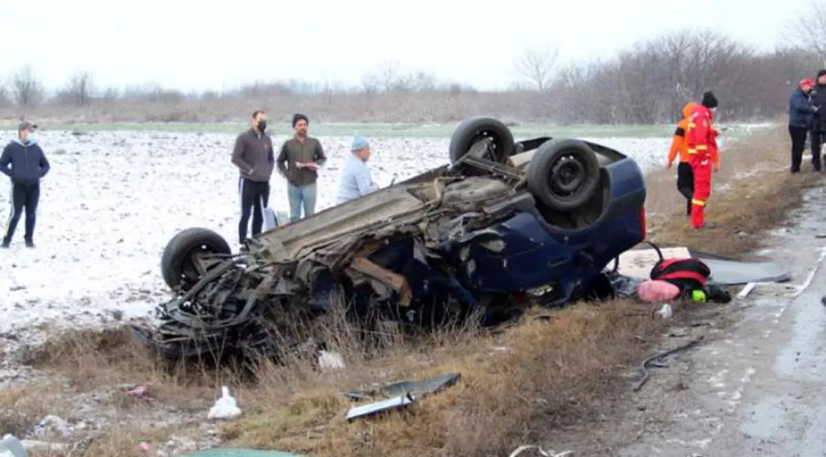 Un tânăr de 25 de ani a murit după ce s-a răsturnat pe un câmp din Brăila cu mașina furată de la un prieten