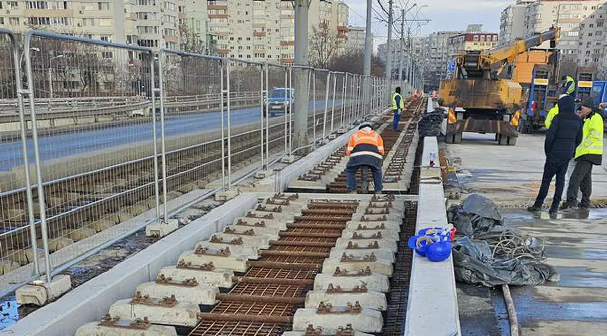 A început montarea şinei de tramvai şi a rosturilor de dilataţie pe Podul Grant. Când se va relua circulaţia