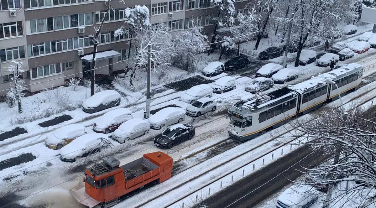 Circulaţia tramvaielor din centrul Bucureştiului, pe liniile 23 şi 32, blocată o oră şi jumătate