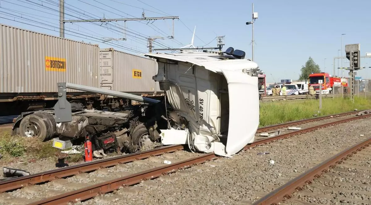 Șoferul român de TIR care a lovit cu camionul un tren într-un port belgian a scăpat aproape nepedepsit