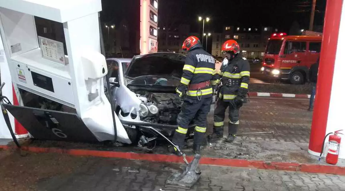 O mașină a intrat într-o pompă de carburant din Tecuci. Rezervorul automobilului s-a fisurat și sunt scurgeri de combustibil
