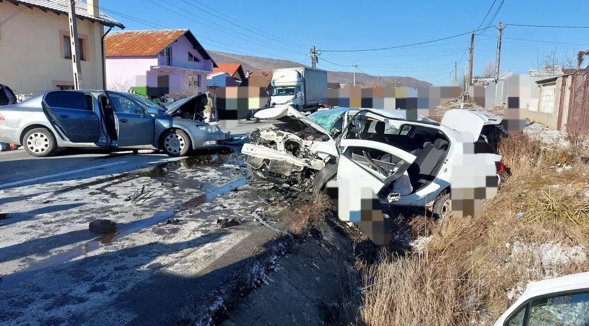 Persoana decedată era în mașina de culoare albă, este vorba despre un taxi. Foto: ISU Argeș