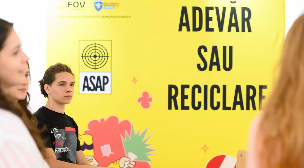 Jocul care îi învață pe elevi să recicleze: „Îi întreb pe copii cât plastic ingerăm într-un an. Apoi scot un card bancar”