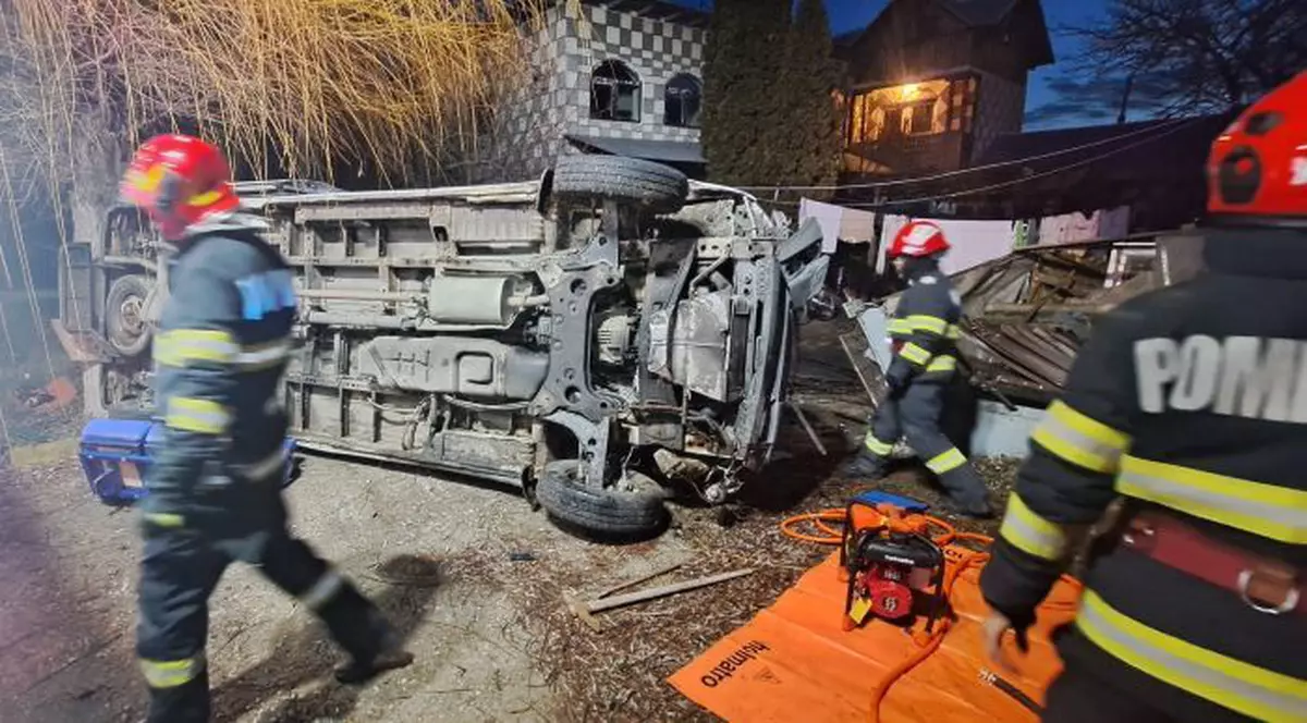 O ambulanță care transporta pacienți s-a răsturnat în Argeș. Două persoane au rămas blocate în interior