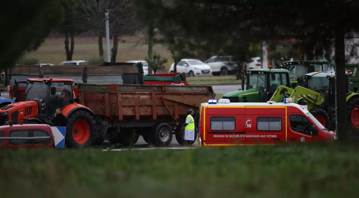 O femeie ucisă, soţul şi fiica ei răniţi, după ce o mașină a încercat să forțeze un baraj al agricultorilor care protestează în Franța