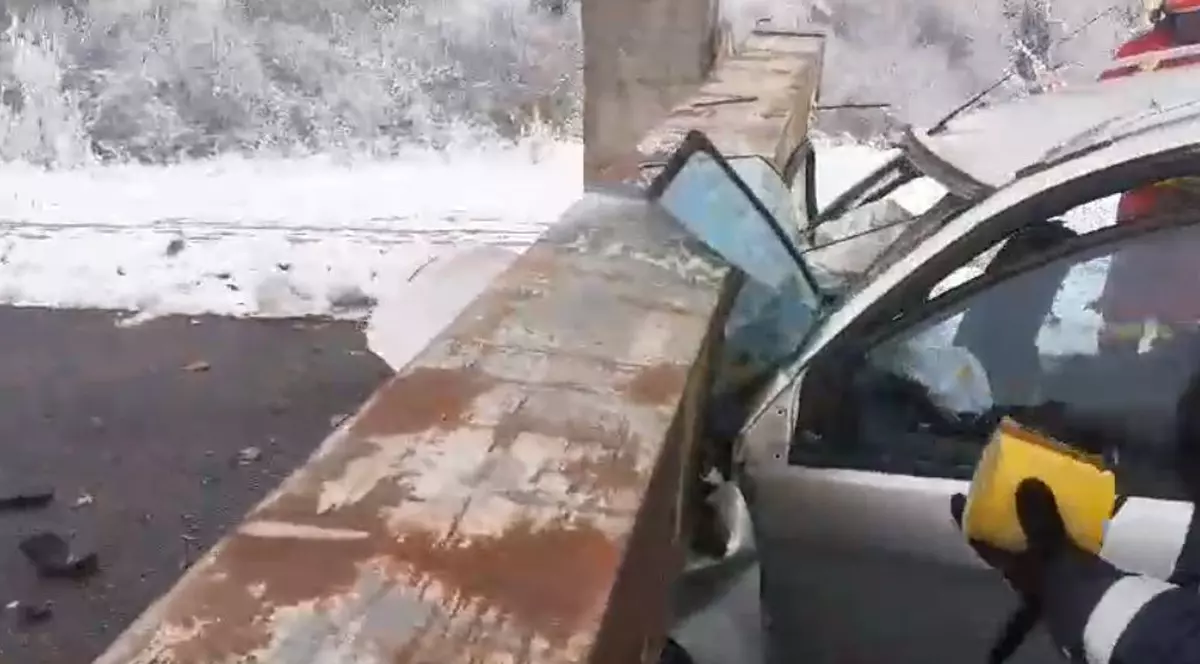 O femeie a murit după ce un limitator de înălțime lovit de un camion a căzut peste mașina ei, în Olt