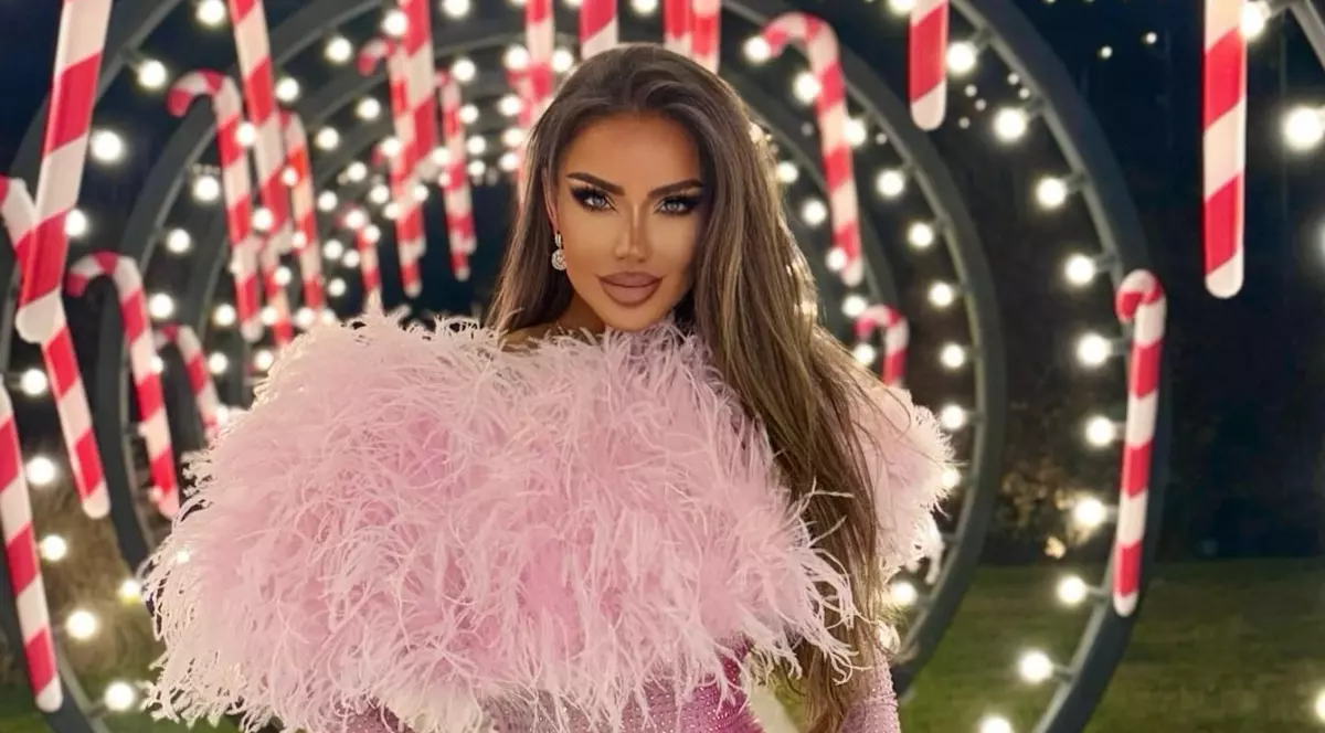 Bianca Drăgușanu, parada modei de Revelion. A apărut la restaurantul lui Gabi Bădălău într-o rochie roz, apoi s-a schimbat în una albă