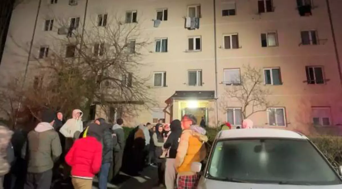 Incendiu într-un bloc din Timișoara, după ce un locatar a adormit cu țigara aprinsă. 75 de persoane au fost evacuate