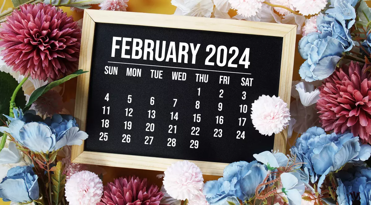 Curiozități despre luna februarie - Imagine cu o tablă înrămată pe care este trecut calendarul lunii februarie 2024.