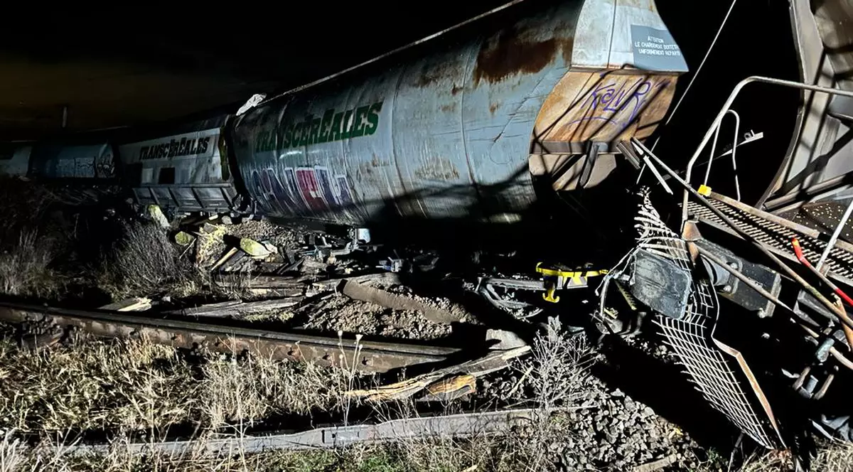 Trafic feroviar blocat între Craiova și Caracal după ce două vagoane ale unui tren de marfă s-au răsturnat și nouă au deraiat