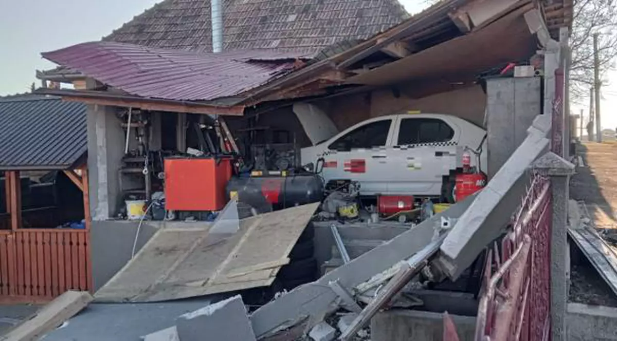 Explozie într-un garaj din Turda. Doi bărbați, cu multiple arsuri, au fost transportați la spital
