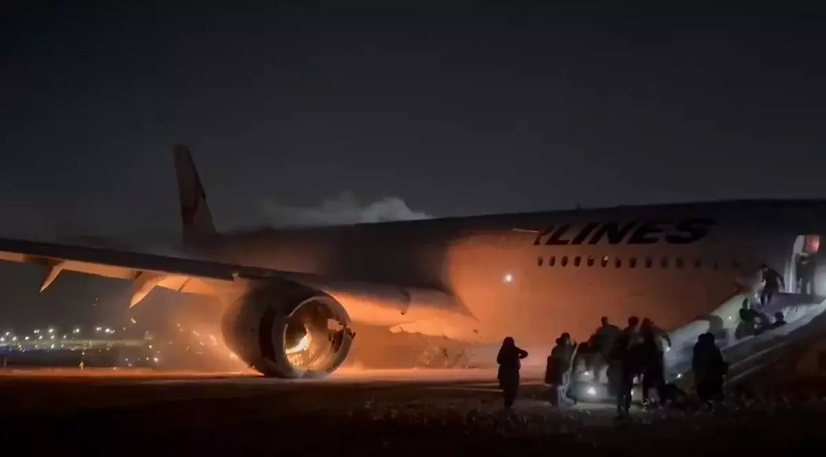 Cei 379 de pasageri și membrii ai echipajului din avionul care a luat foc în Tokio, evacuați în 90 de secunde: „Un miracol”