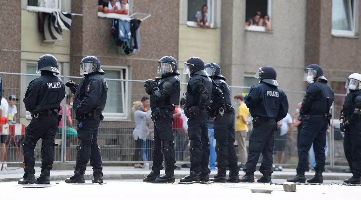 Oamenii ținuți cu forța în carantină și păziți de zeci de polițiști într-un oraș german, în pandemie, cer despăgubiri de 880.000 de euro. Între ei sunt și români