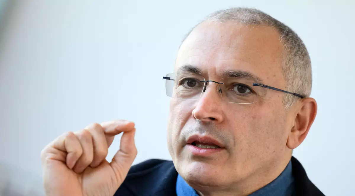 Rusia l-a dat în urmărire pe fostul oligarh Mihail Hodorkovski, care a petrecut deja 10 ani în pușcărie pentru că i s-a opus lui Putin