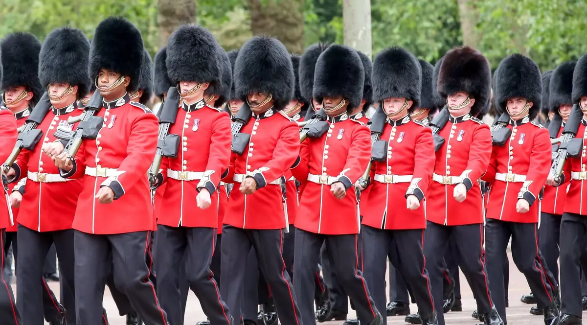 PETA susține că blana folosită pentru căciulile Gărzii Regale britanice provine de la urși vânați și uciși în Canada. VIDEO