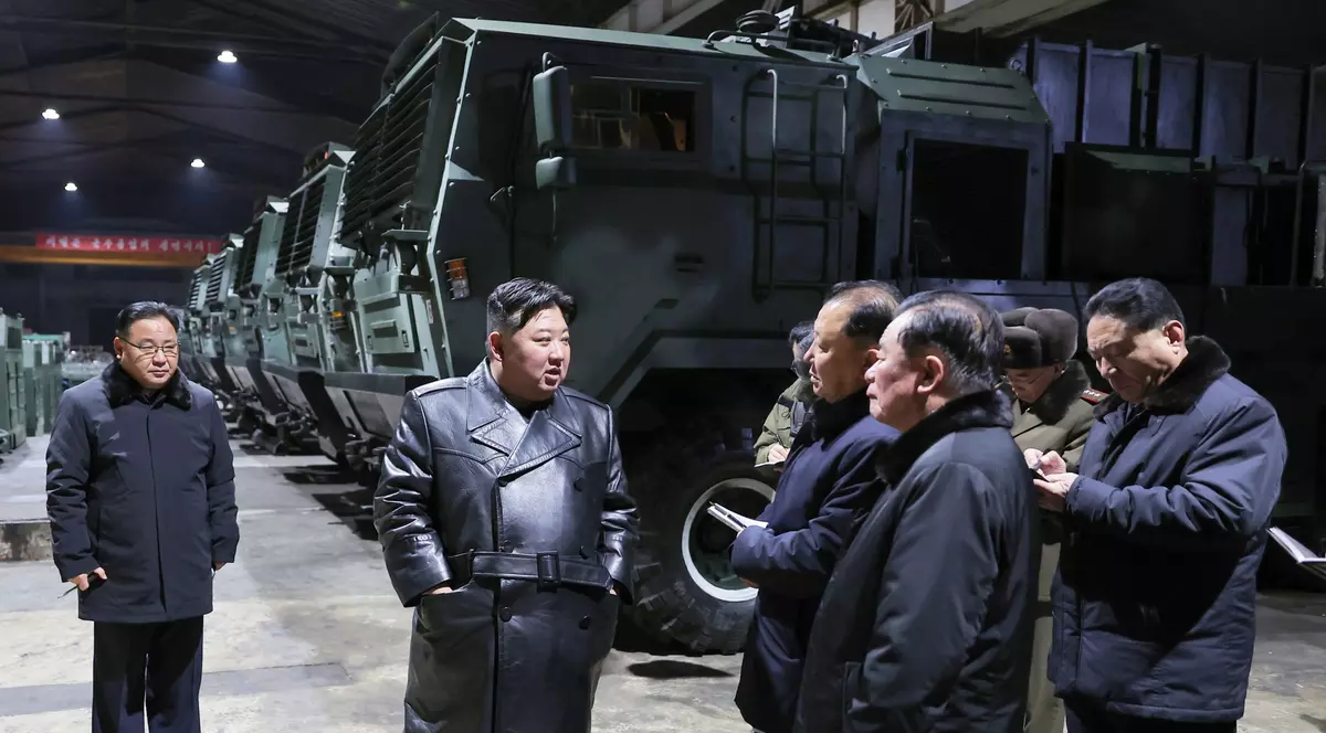 Kim Jong-un a vizitat mai multe fabrici de armament și a amenințat că va transforma Coreea de Sud „în cenușă”