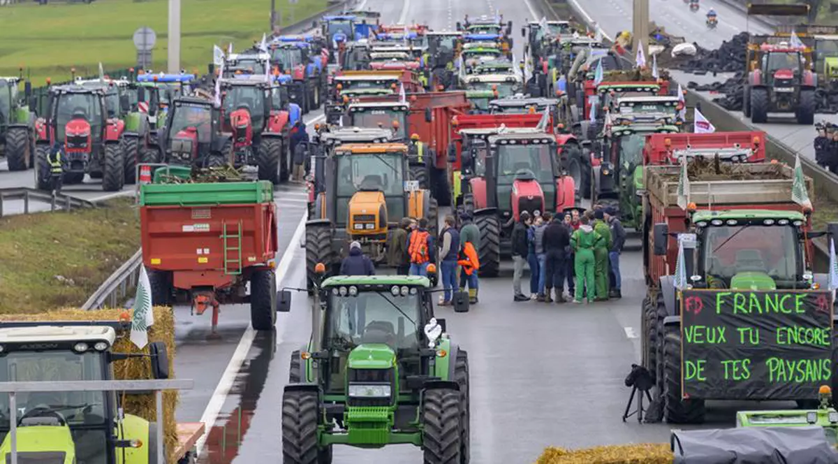 Camioane cu carne exportată din România, vandalizate de fermierii care participau la protest în Franța. Reacția MAE