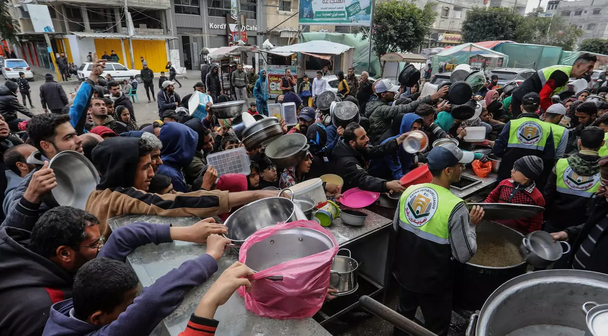 Imagine din Rafah, Gaza, 26 ianuarie 2024: mai mulți palestinieni încearcă să obțină mâncare distribuită de voluntarii agenției UNRWA Foto: Hepta