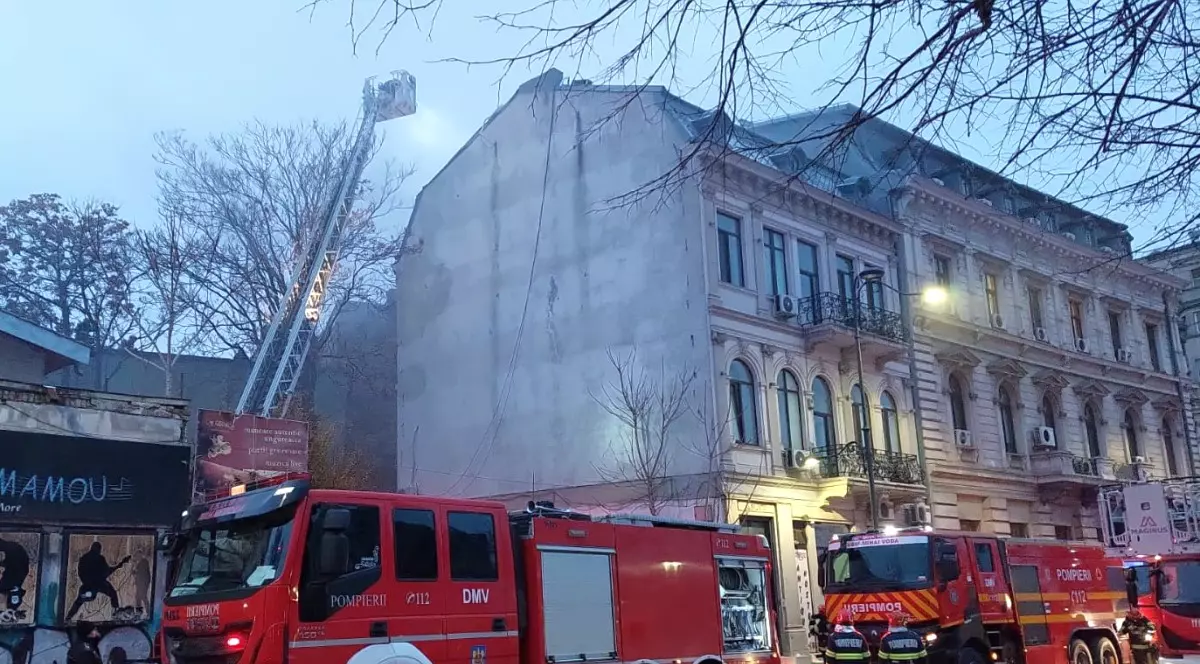 Incendiu în centrul Bucureștiului. Acoperișul unui hotel a fost cuprins de flăcări. Clădirea nu avea autorizație la incendiu, spune ISU