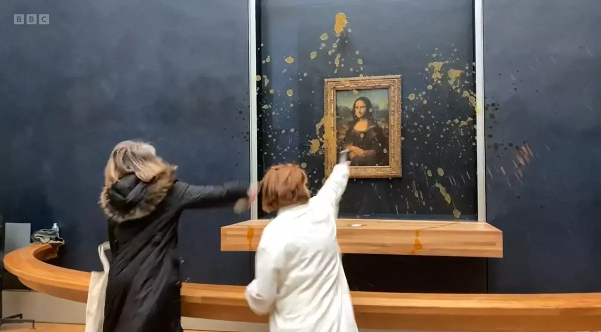 VIDEO | Momentul în care două protestatare ecologiste aruncă cu supă peste Mona Lisa, tabloul lui da Vinci de la Luvru