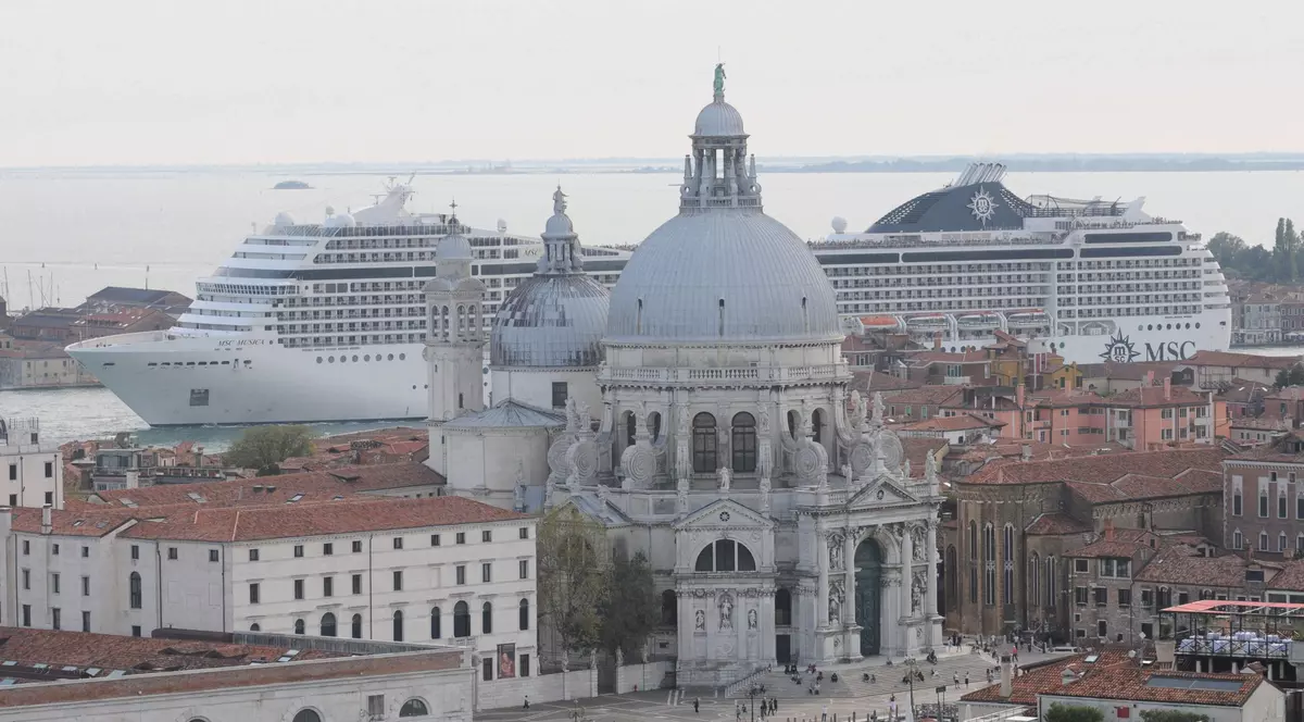 Veneția introduce o nouă taxă, de 5 euro, pentru descurajarea turiștilor de o zi. Primarul spune că obiectivul este „calitatea vieţii în oraş"