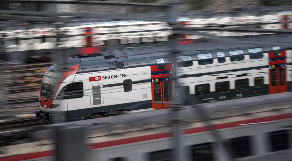 O pensionară în scaun cu rotile căzută între şine a scăpat cu viaţă după ce trenul a trecut peste ea. Poliţia elveţiană: A avut „mult noroc în ghinionul său”