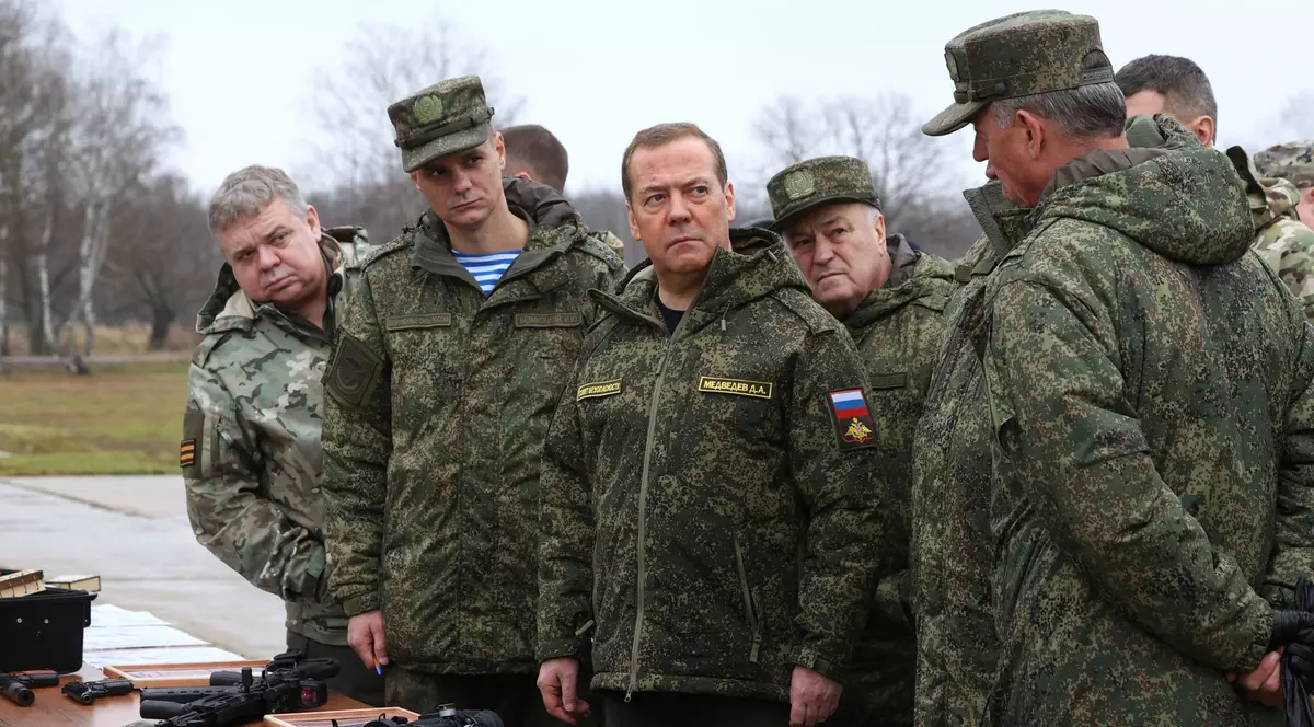 Dmitri Medvedev avertizează că Moscova va riposta nuclear dacă Ucraina atacă, folosind arme occidentale, locurile din care Rusia își lansează rachetele