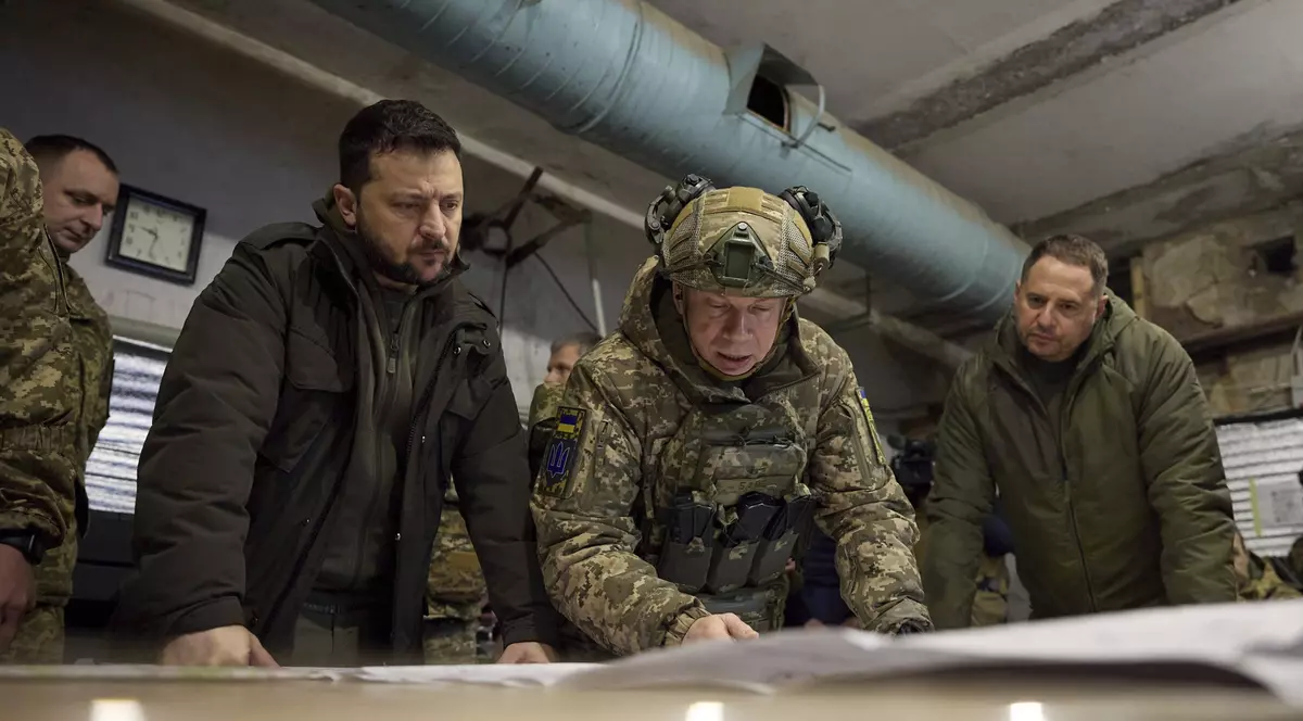 Oleksandr Sîrskîi (n prim-plan) în timpul unei ședințe cu Volodimir Zelenski (stânga) Foto: Profimedia