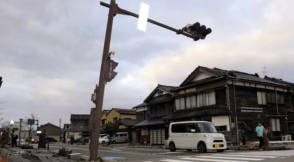 Momentul în care Japonia este lovită de cutremur. Drumuri crăpate și case distruse, printre pagube. VIDEO