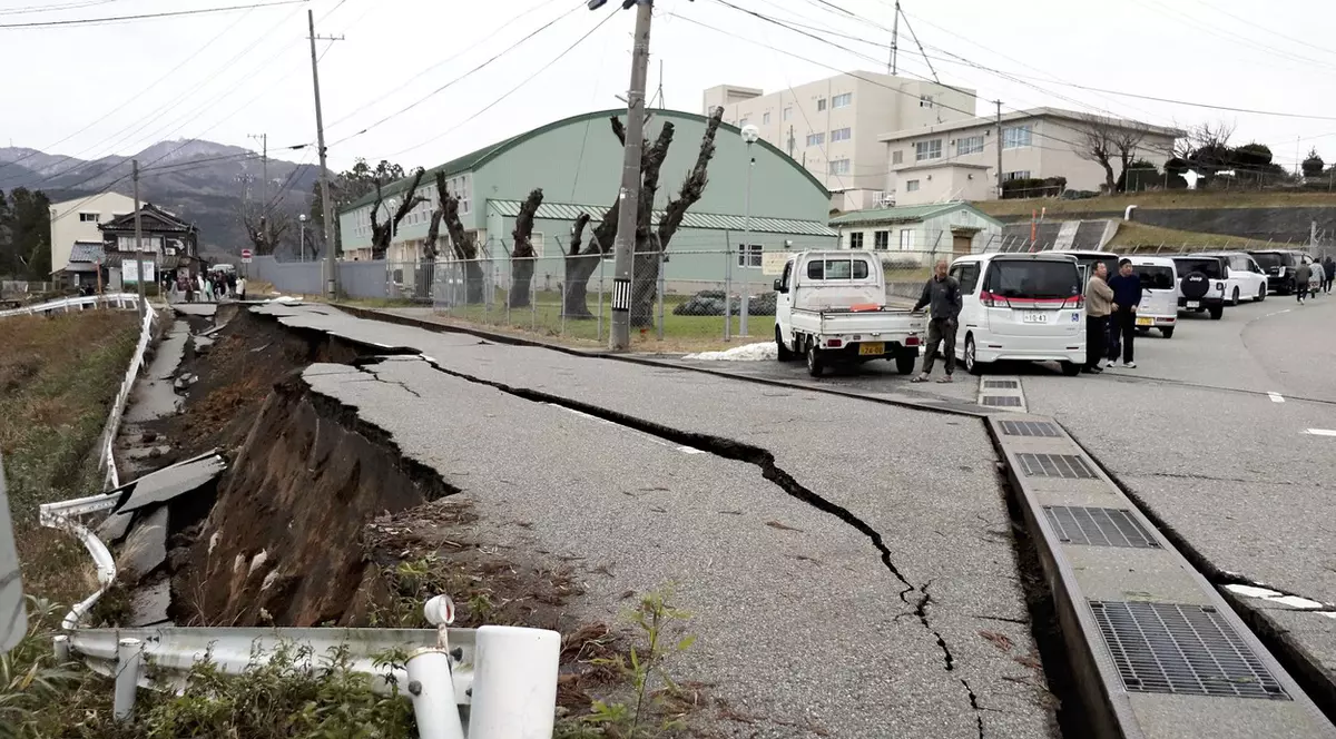 Cutremur cu magnitudinea 7,6 în Japonia. Patru morți și alți oameni prinși sub dărâmături, drumuri surpate și case prăbușite