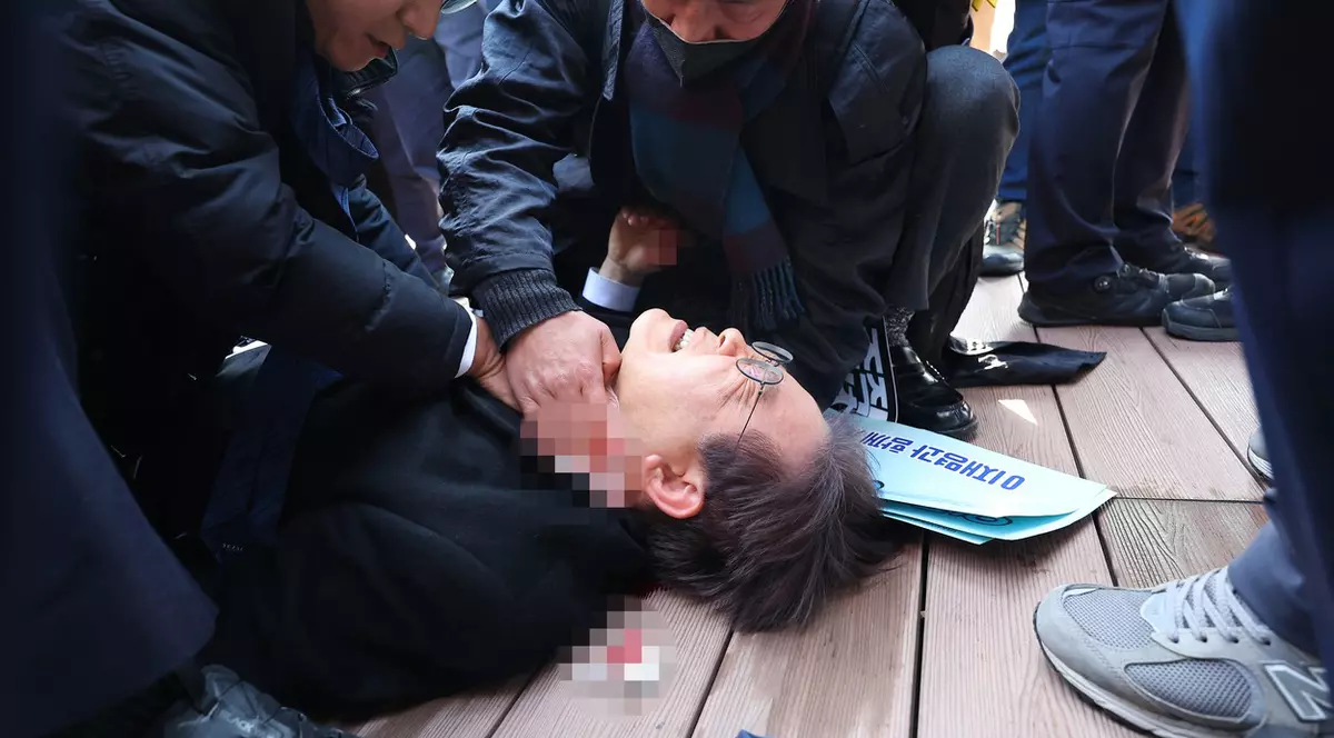 Liderul opoziţiei din Coreea de Sud, înjunghiat în gât, în timp ce vizita un șantier. Atacatorul îi ceruse în primă fază un autograf