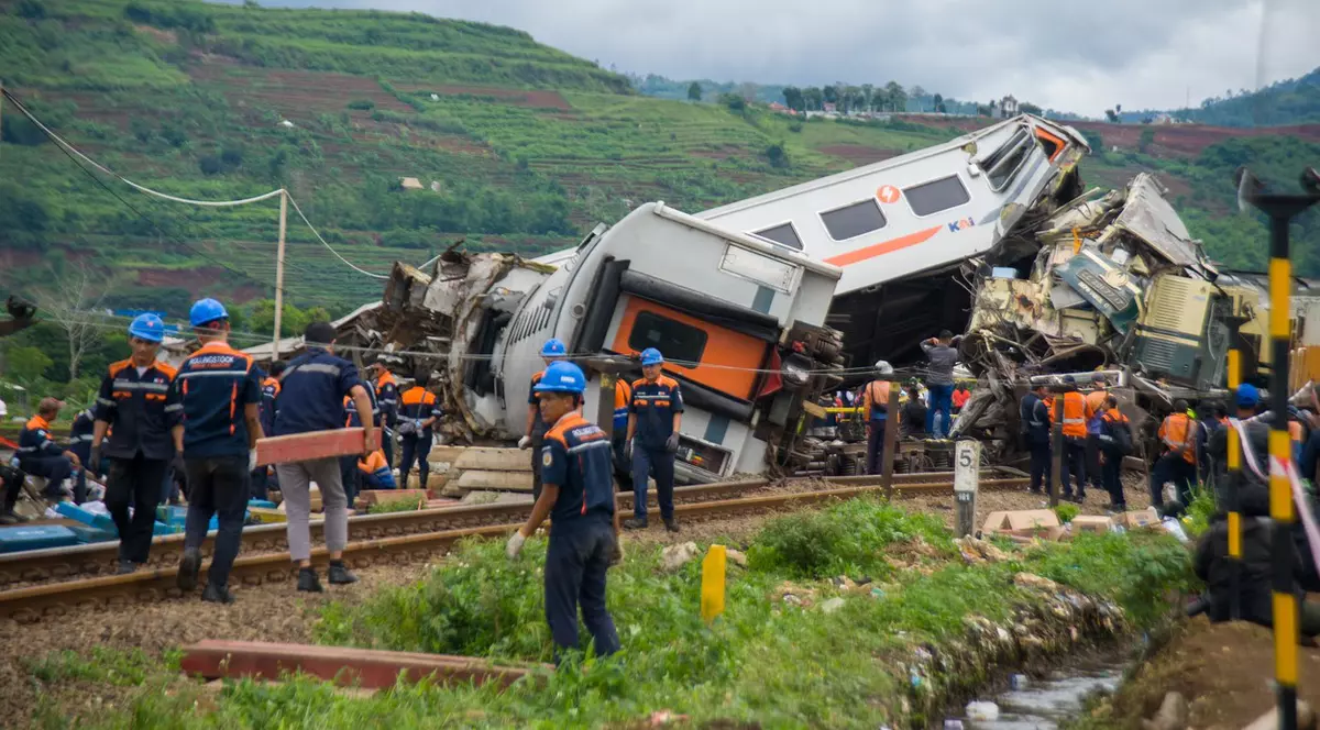 Cel puțin 4 persoane au murit și alte câteva zeci au fost rănite după ce două trenuri s-au ciocnit în Indonezia