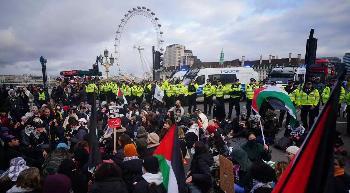 Manifestanții propalestinieni au blocat străzile din fața Parlamentului britanic și s-au ciocnit cu poliția | VIDEO