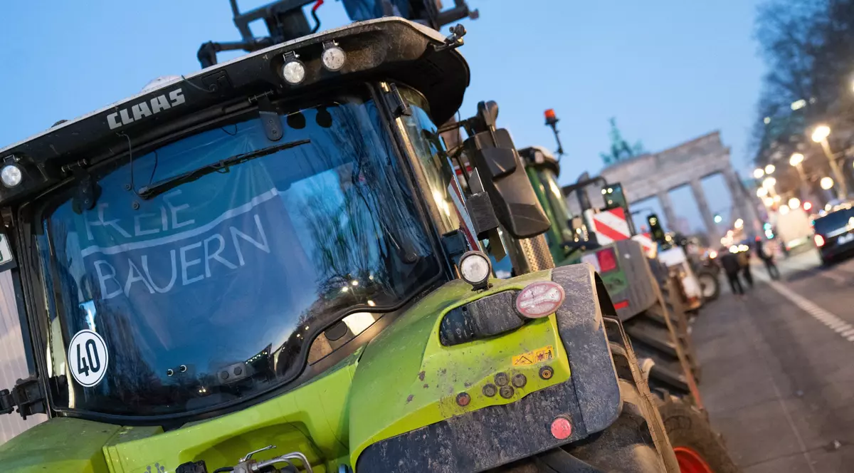 Berlinul, luat cu asalt de tractoare și camioane. Fermierii organizează un nou protest uriaș în fața celebrei Porți Brandenburg