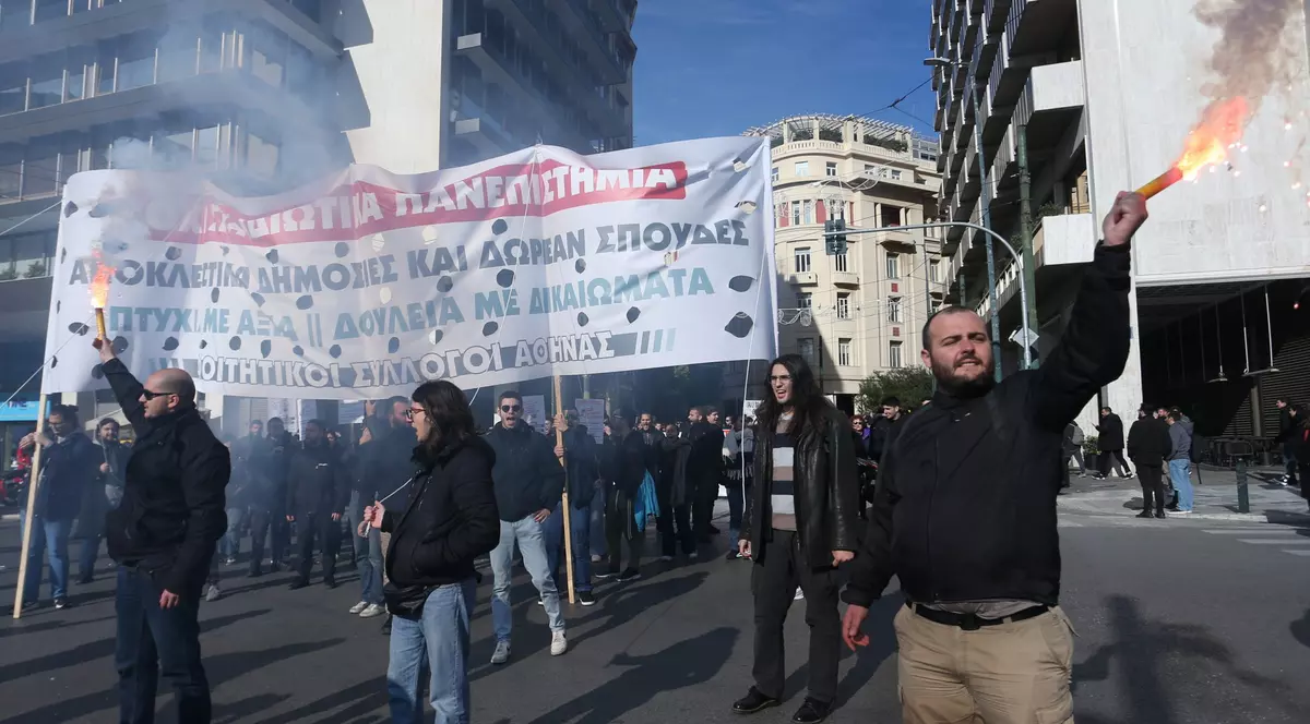 Mii de studenți protestează în Grecia faţă de planul guvernului de a permite funcţionarea universităţilor private. VIDEO