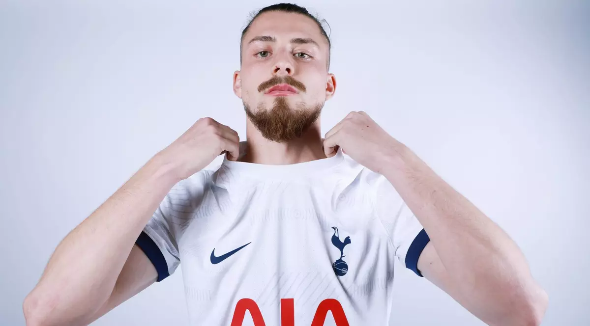 Radu Drăguşin a debutat la Tottenham, în remiza de la Manchester United. Cum s-a descurcat internaționalul român