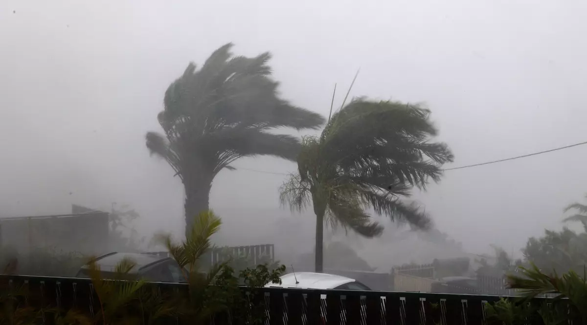 Insula franceză Réunion, sub cod violet din cauza din cauza unui ciclon. Salvatorii trebuie să rămână și ei la adăpost. VIDEO
