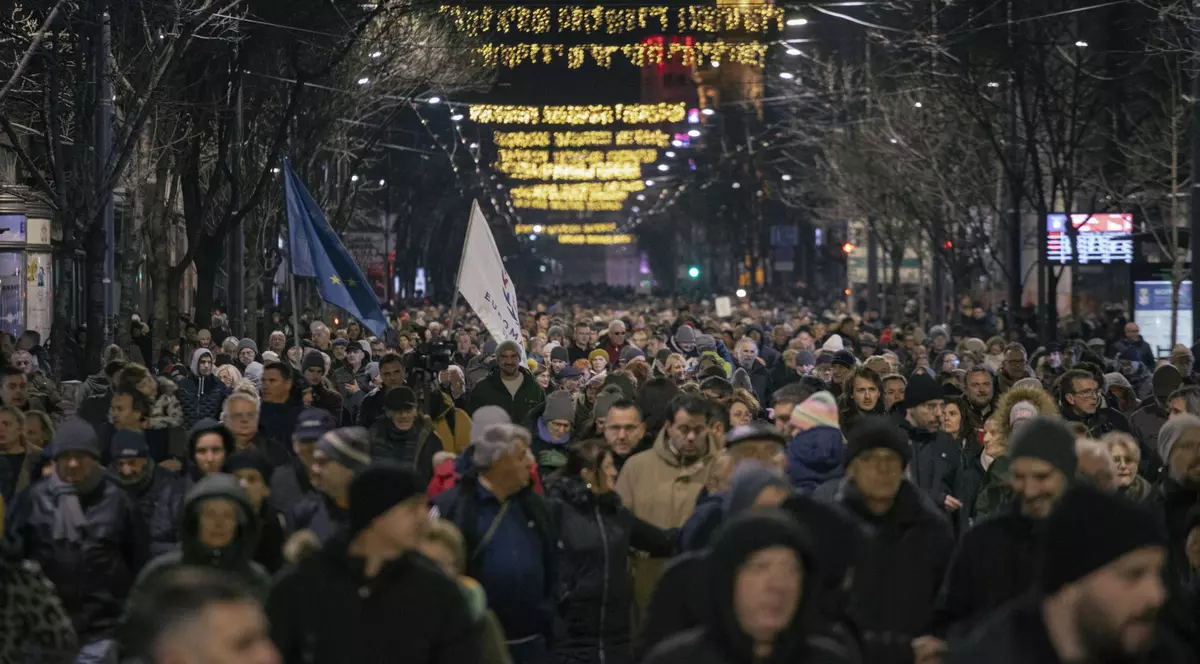 Mii de sârbi, din nou în stradă pentru a cere anularea alegerilor. „Întreaga planetă știe, l-am prins pe Vucic în flagrant” - VIDEO