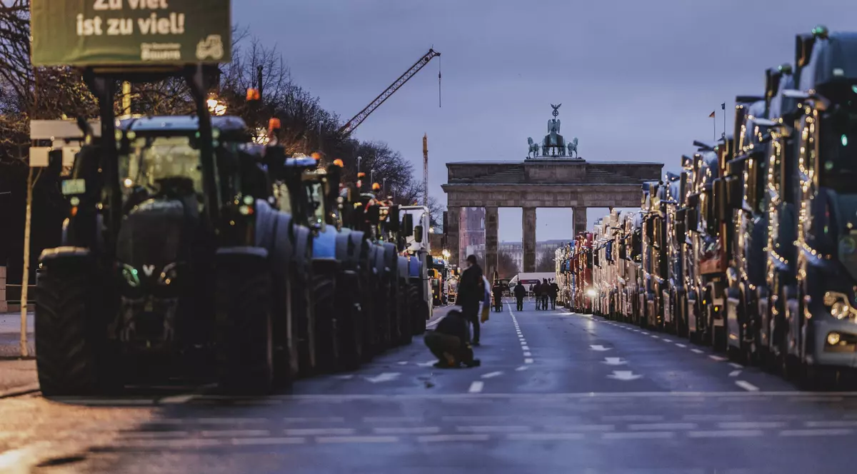 "E prea multă birocraţie". Olaf Scholz le promite fermierilor germani, după protestele masive, "să le facă mai ușoară viața"