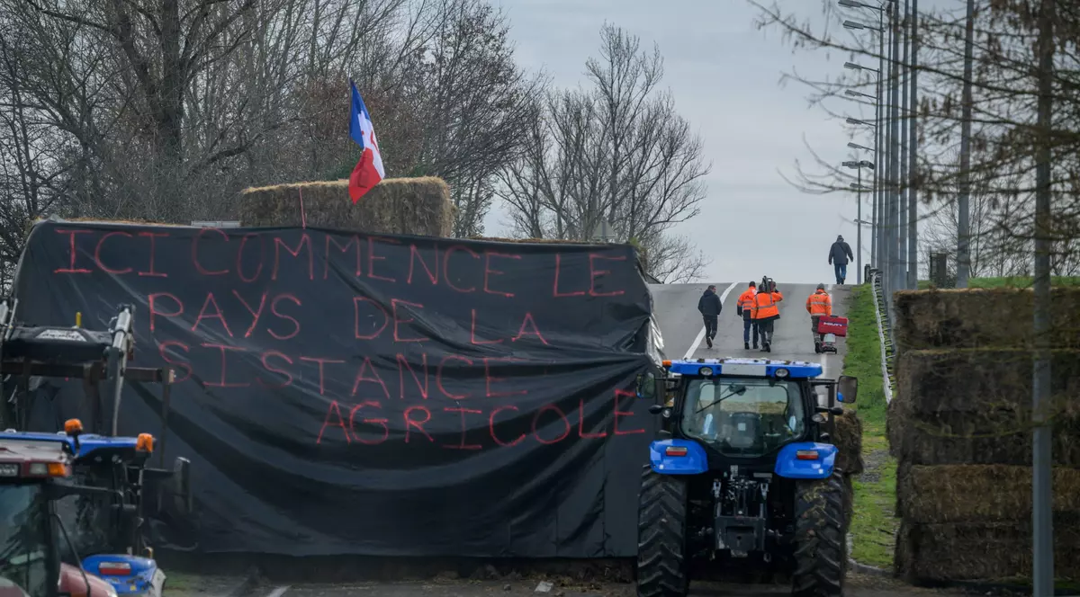 Agricultorii din Franța au blocat accesul într-o centrală nucleară, „în semn de disperare”, și amenință cu proteste pe termen lung | VIDEO