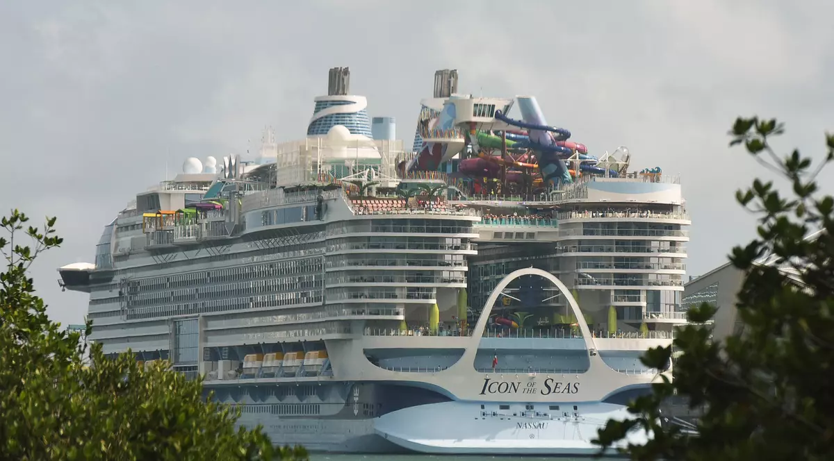Icon of the Seas, cel mai mare vas de croazieră din lume, a început călătoria inaugurală din Miami. Botezul navei, făcut de Messi