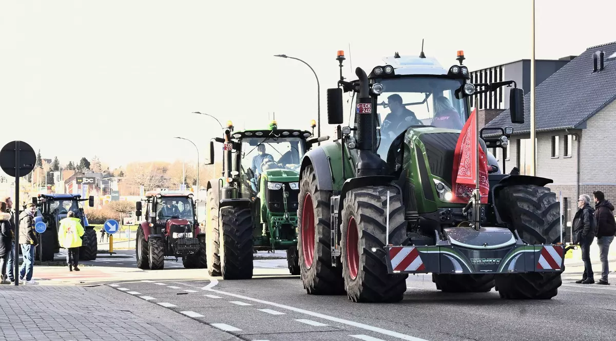 Agricultorii belgieni au blocat o autostradă din sudul țării: "Sfârşitul nostru va însemna foamea voastră" | VIDEO