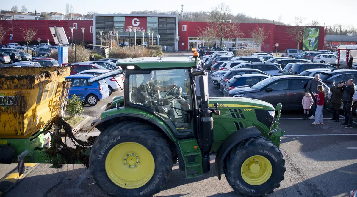 Agricultorii francezi amenință că vor „asedia pe durată nedeterminată" Parisul, în timp ce guvernul acuză Italia și Spania de „concurenţă neloială"