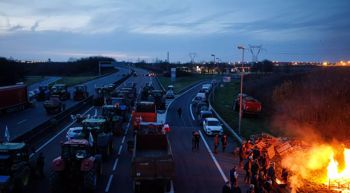 Autostrăzile din jurul Parisului, blocate de tractoarele fermierilor. Mobilizare în capitala franceză - VIDEO