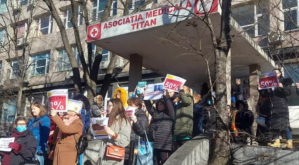 Imagine de la protestele din București, la Policlinica Titan. Foto: hotnews.ro