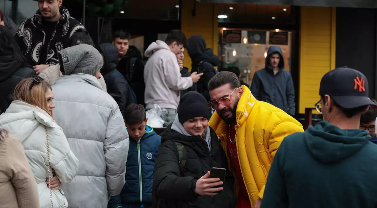 Noi cozi la un fast-food din București, unde Dorian Popa a anunțat că dă șaorma gratis