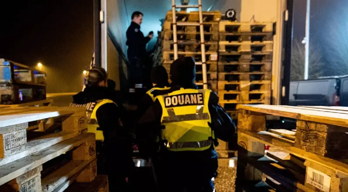 Un român, director și șofer pe propriul camion, a fost condamnat la o amendă de un milion de euro și trei ani după gratii, în Franța: „Sugrumat de datorii”