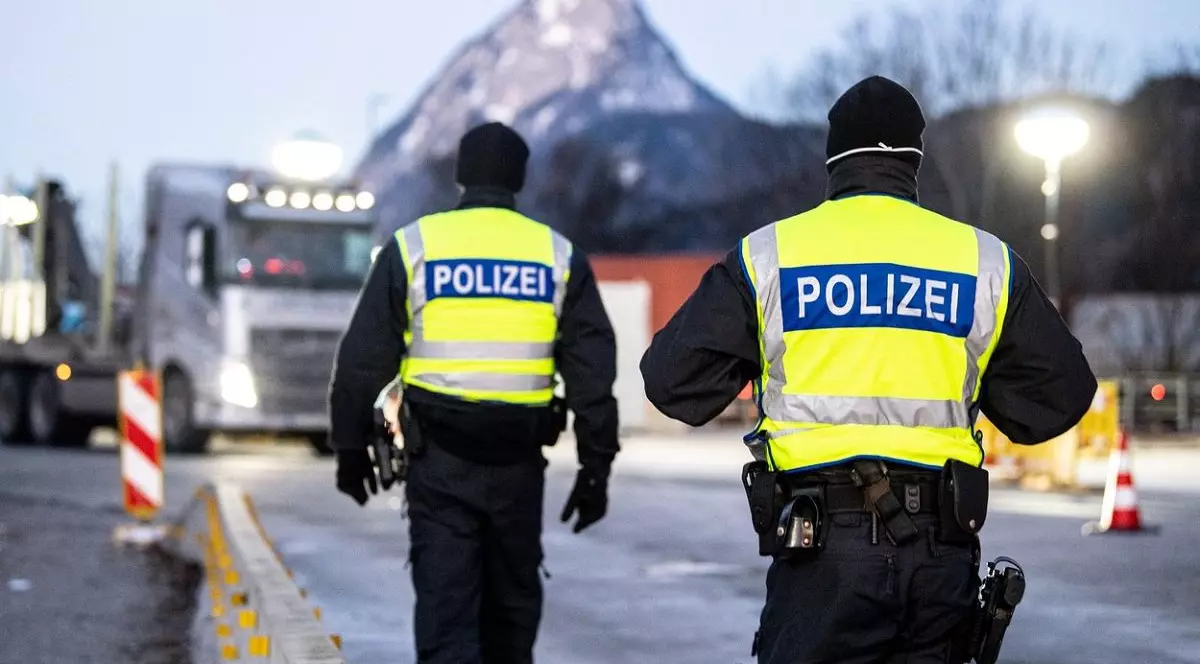 Un șofer român de camion care a aruncat, timp de nouă luni, cu pietre în mașini, judecat pentru 10 tentative de omor, în Germania